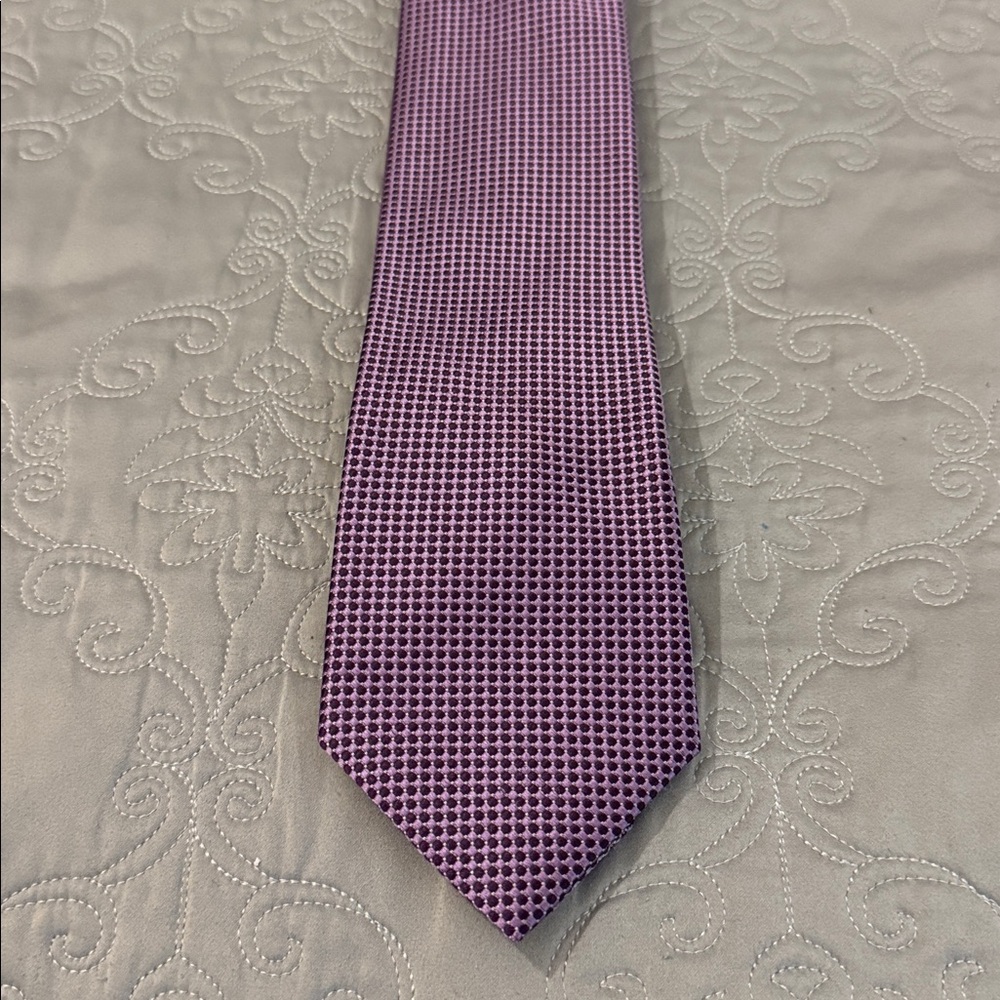 Van Heusen Men's Tie in Purple Pattern 100% Silk